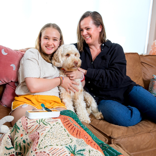 Fay met haar moeder en hond Lilou