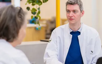 Donorartsen in gesprek in het donorcafé van een Sanquin locatie