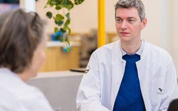 Donorartsen in gesprek in het donorcafé van een Sanquin locatie