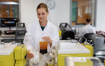 Bij Bewerking worden de bloedzakken gecentrifugeerd