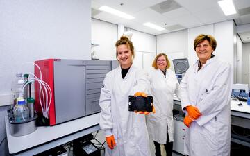 Foto van drie onderzoekers bij de nieuwe bloedgroepentest