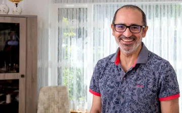 Foto van Orhan, die werkt bij de Donorinformatielijn van Sanquin. Sinds hij zelf bloedtransfusies nodig had voor de behandeling van acute leukemie, is hij ze nóg dankbaarder voor hun gift. 