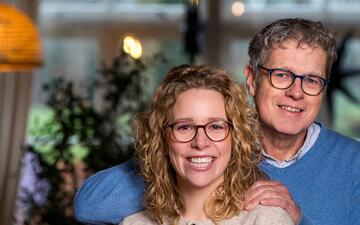 Portretfoto van Jaap en Eveline in een kamer
