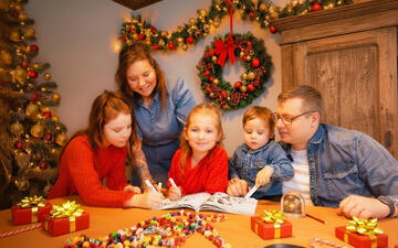 Foto van het gezin aan tafel, met kerstversiering er omheen