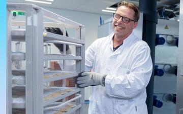 Foto van een medewerker van Bewerking met een kar met plasmazakken