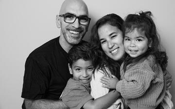 Foto van Arda en zijn gezin. 