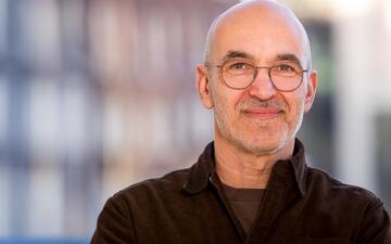 Portretfoto van Jeroen tegen achtergrond van gebouwen