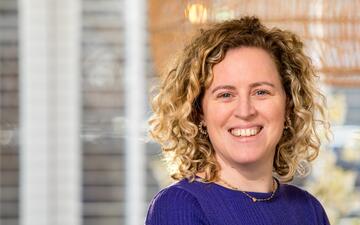 Portretfoto van susan voor een raam