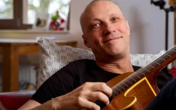 foto van rogier zittend met gitaar 