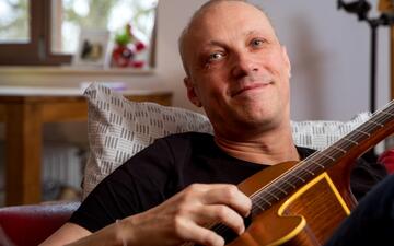 foto van rogier zittend met gitaar 