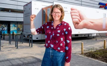 Foto van een miriam voor de mobiele afname met om haar arm een verband.