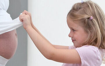 Zwangere vrouw met kind