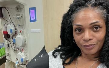 Foto van donor Clair die plasma geeft.