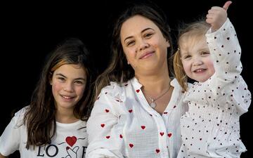 Foto van Kenny en haar kinderen bij het verhaal over haar bloedtransfusie.