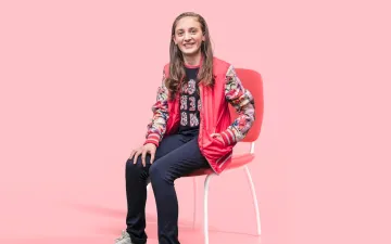 Foto van Amy, die immunoglobuline uit donorplasma krijgt. 