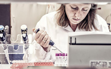 Vrouw met pipet