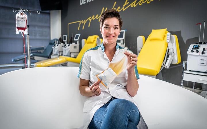 Sanquinmedewerker met plasma