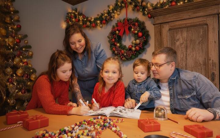 Foto van Allexa en het gezin aan een feestelijke tafel 