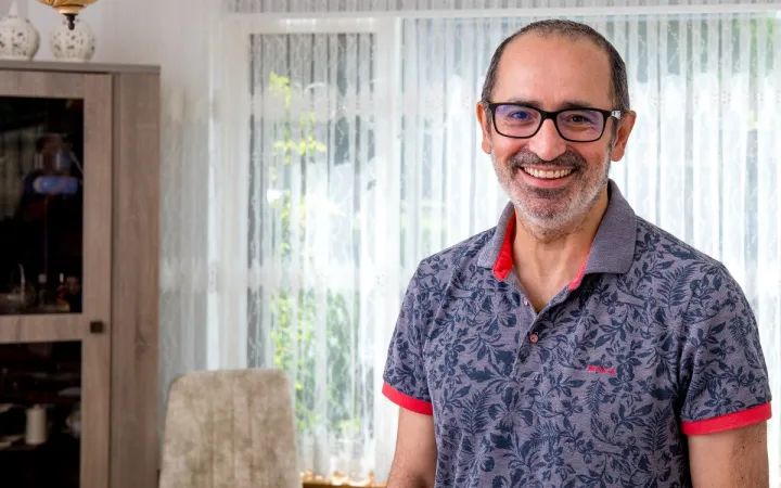 Foto van Orhan, die werkt bij de Donorinformatielijn van Sanquin. Sinds hij zelf bloedtransfusies nodig had voor de behandeling van acute leukemie, is hij ze nóg dankbaarder voor hun gift. 