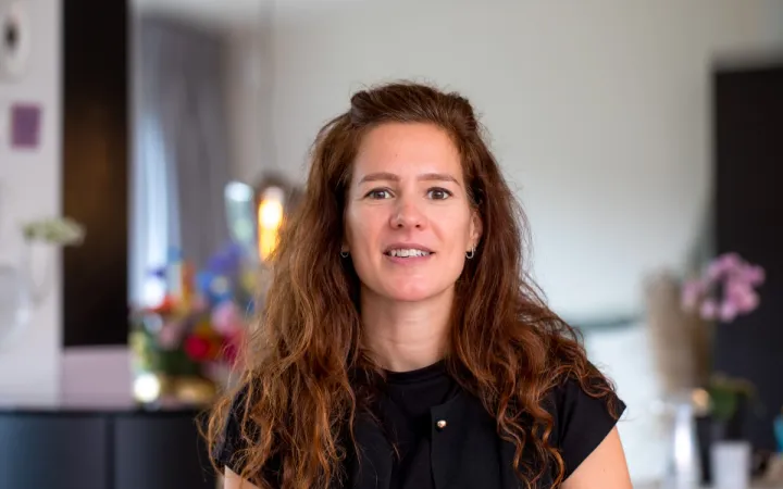 Portretfoto van vrouw in woonkamer