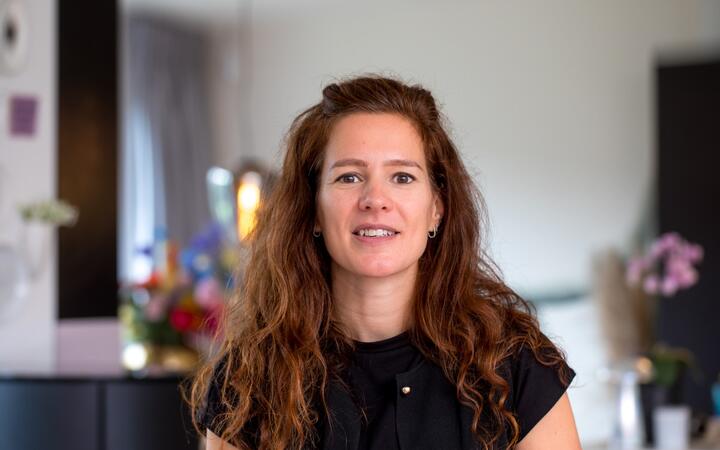 Portretfoto van vrouw in woonkamer