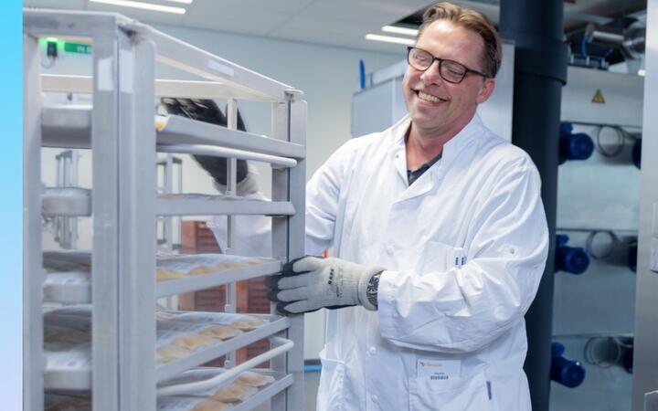 Foto van een medewerker van Bewerking met een kar met plasmazakken