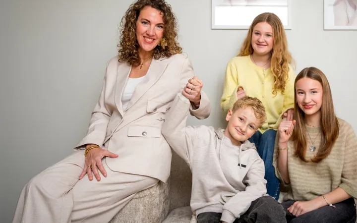 Foto van Fleur en haar kinderen op de bank