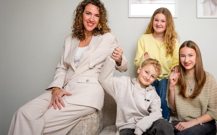 Foto van Fleur en haar kinderen op de bank