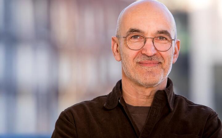 Portretfoto van Jeroen tegen achtergrond van gebouwen