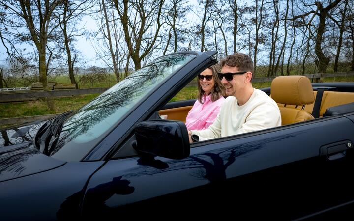 foto van een zwarte cabrio met daarin moeder en zoon uit het verhaal