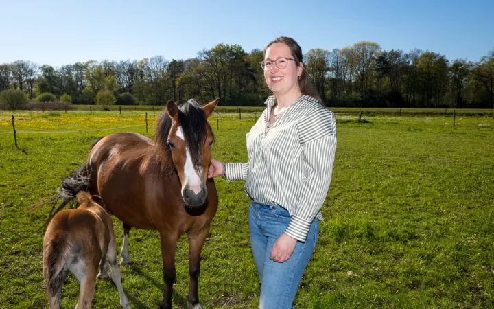 Foto van donor Rianne in een veld met twee pony's.