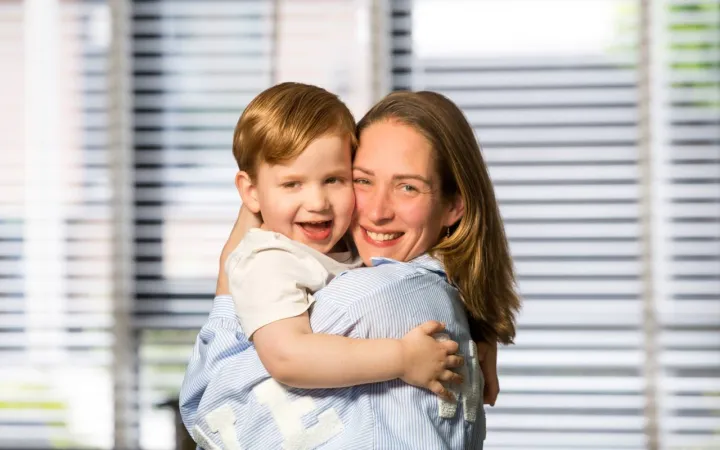 Ouder Veronique met baby Levi in haar armen