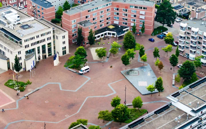 Luchtfoto van het marktplein voor het gemeentehuis in Papendrecht
