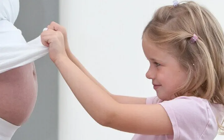 Zwangere vrouw met kind