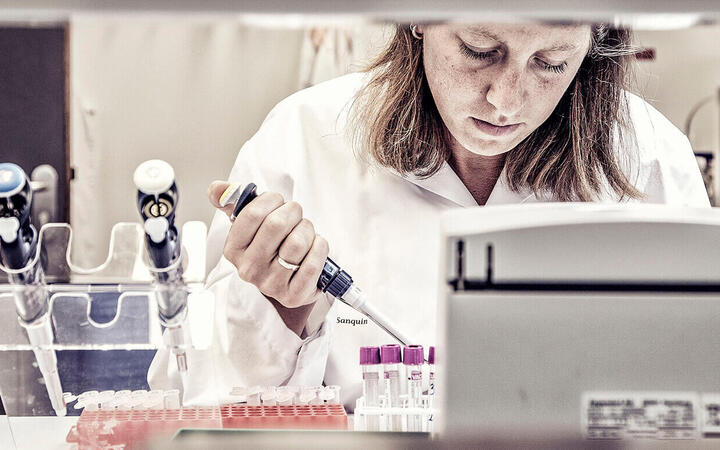 Vrouw met pipet