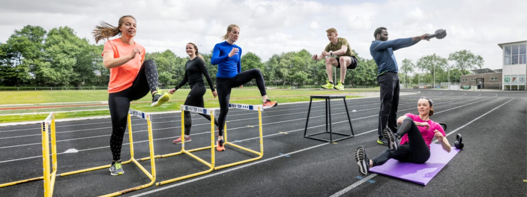 Verschillende sportende mensen in sportieve kleding in de buitenlucht
