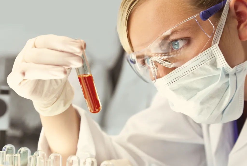 Sanquin medewerker bestudeert reageerbuis