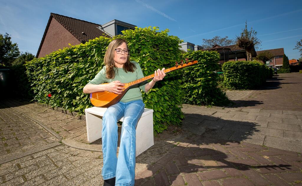 Elmas Citak met instrument