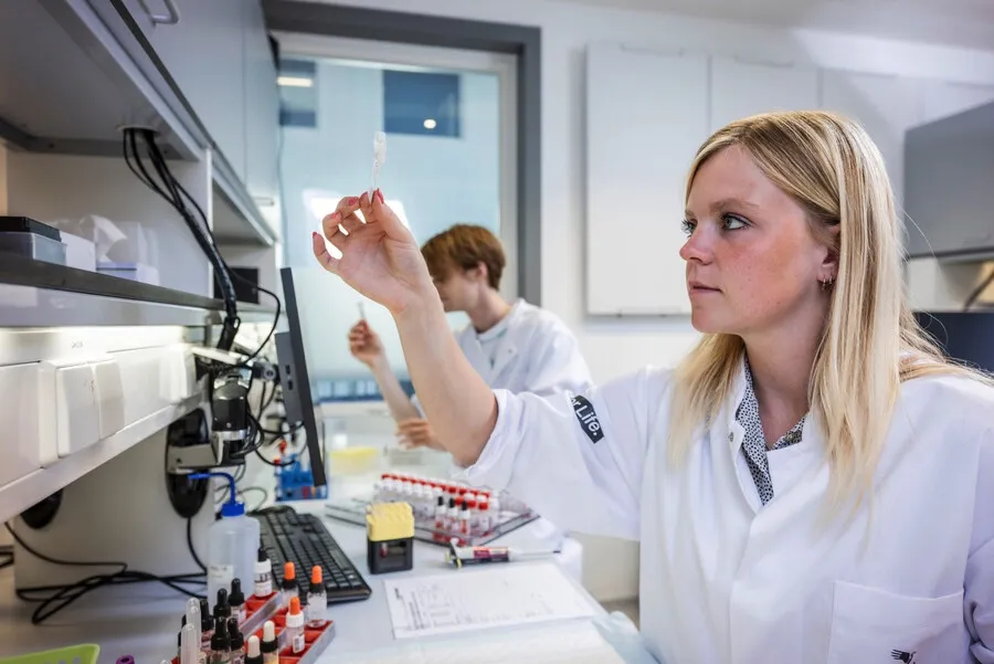 Foto van twee onderzoekers in een laboratorium