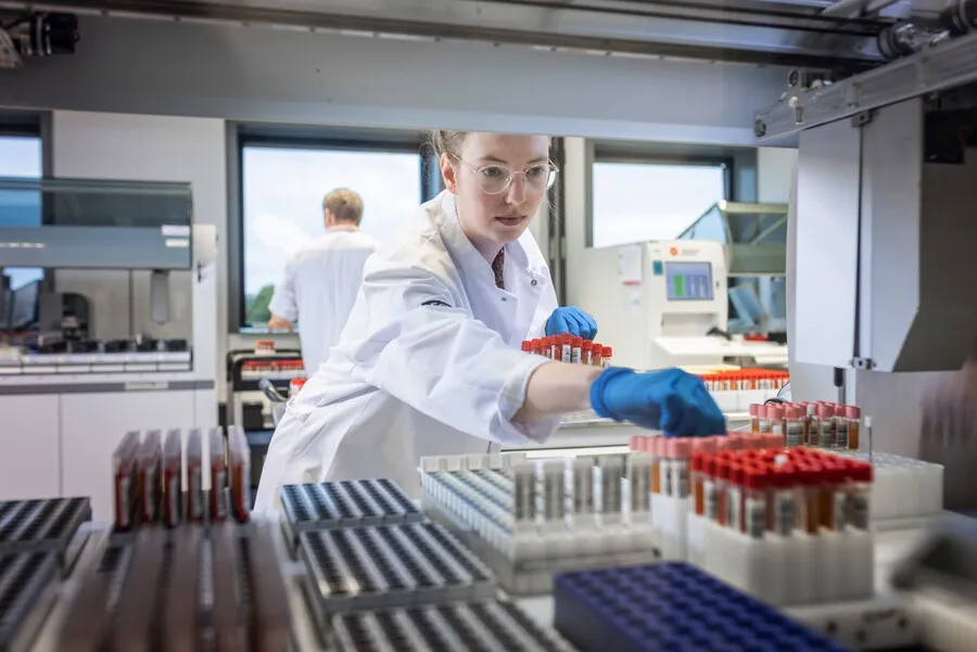 Foto van een medewerker bij een kast met buisjes bloed