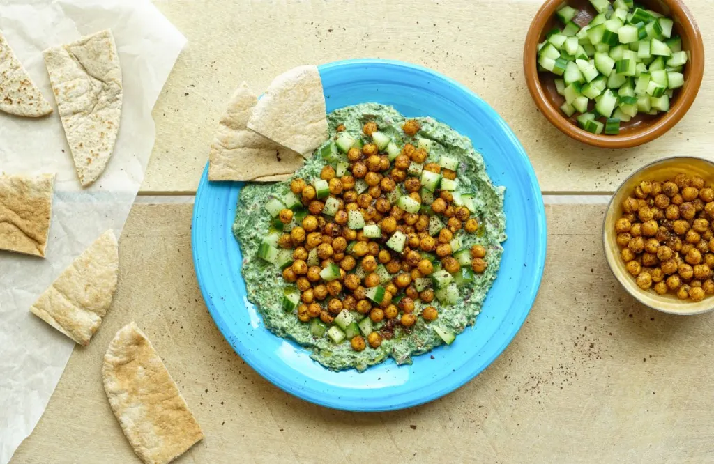 Volkoren pita met Perzische yoghurt, spinaziedip en kikkererwten