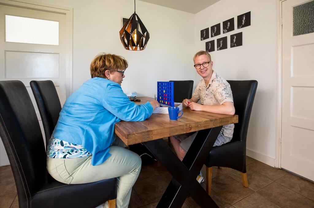 Niels en Gerda doen een spelletje aan tafel