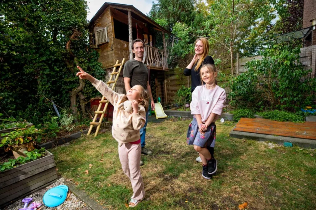 Maurice en Justyna met hun dochters buiten