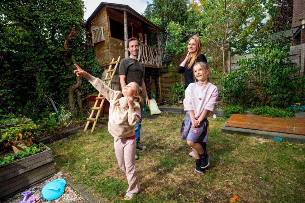 Maurice en Justyna met hun dochters buiten