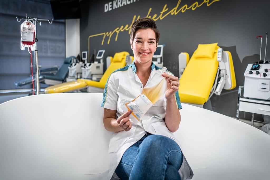 Sanquinmedewerker met plasma
