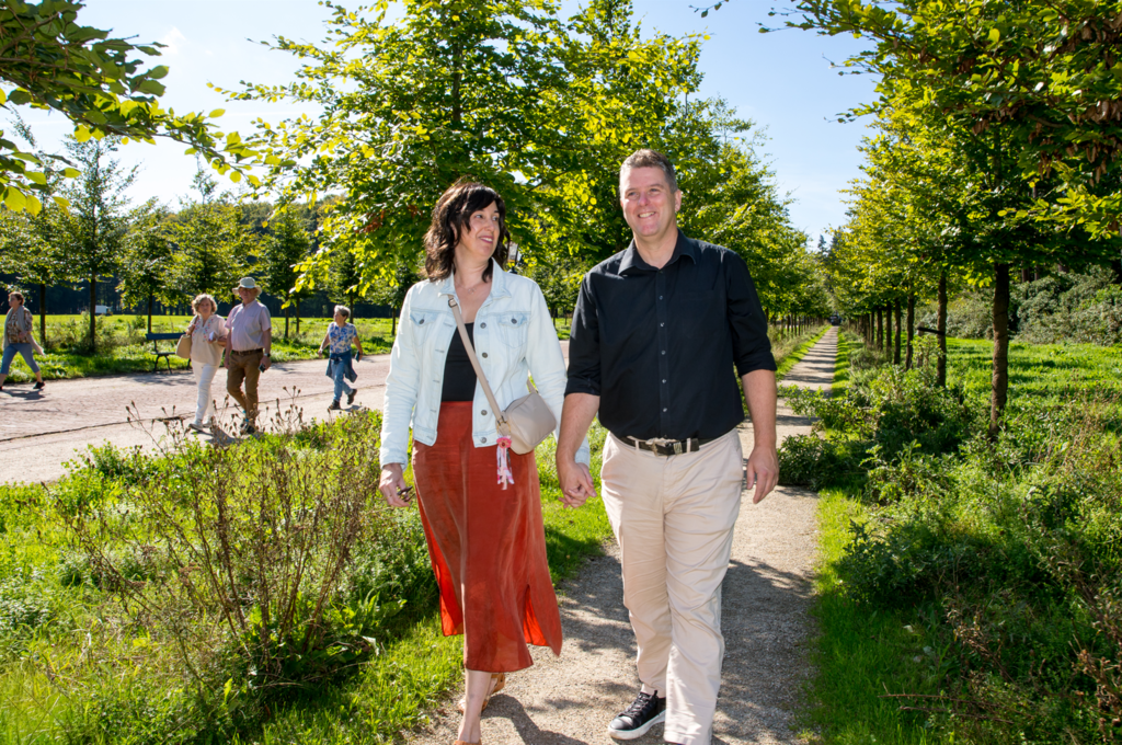 Joost en Janine maken een wandeling