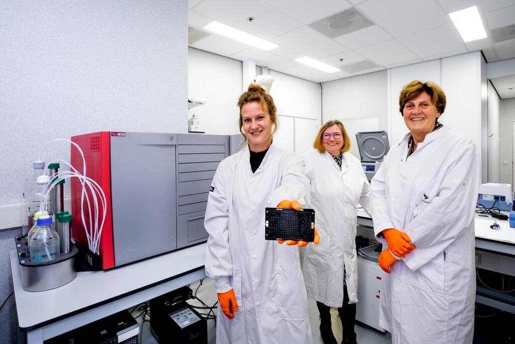 Foto van drie onderzoekers bij de nieuwe bloedgroepentest