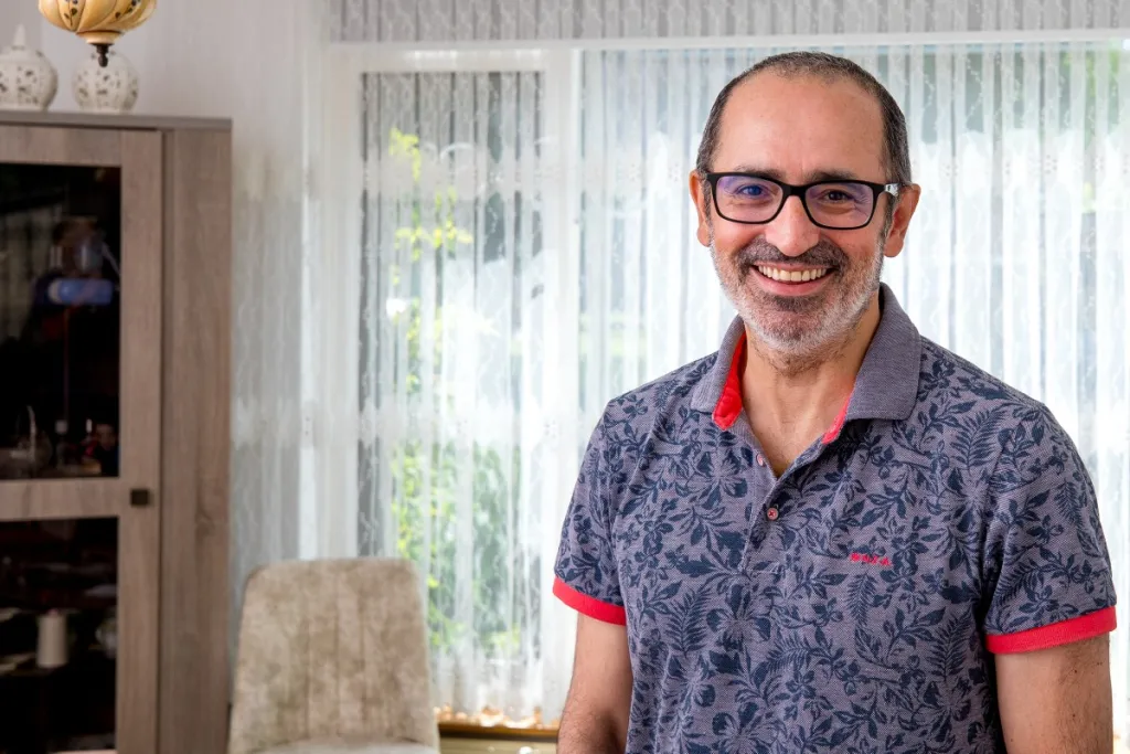 Foto van Orhan, die werkt bij de Donorinformatielijn van Sanquin. Sinds hij zelf bloedtransfusies nodig had voor de behandeling van acute leukemie, is hij ze nóg dankbaarder voor hun gift. 
