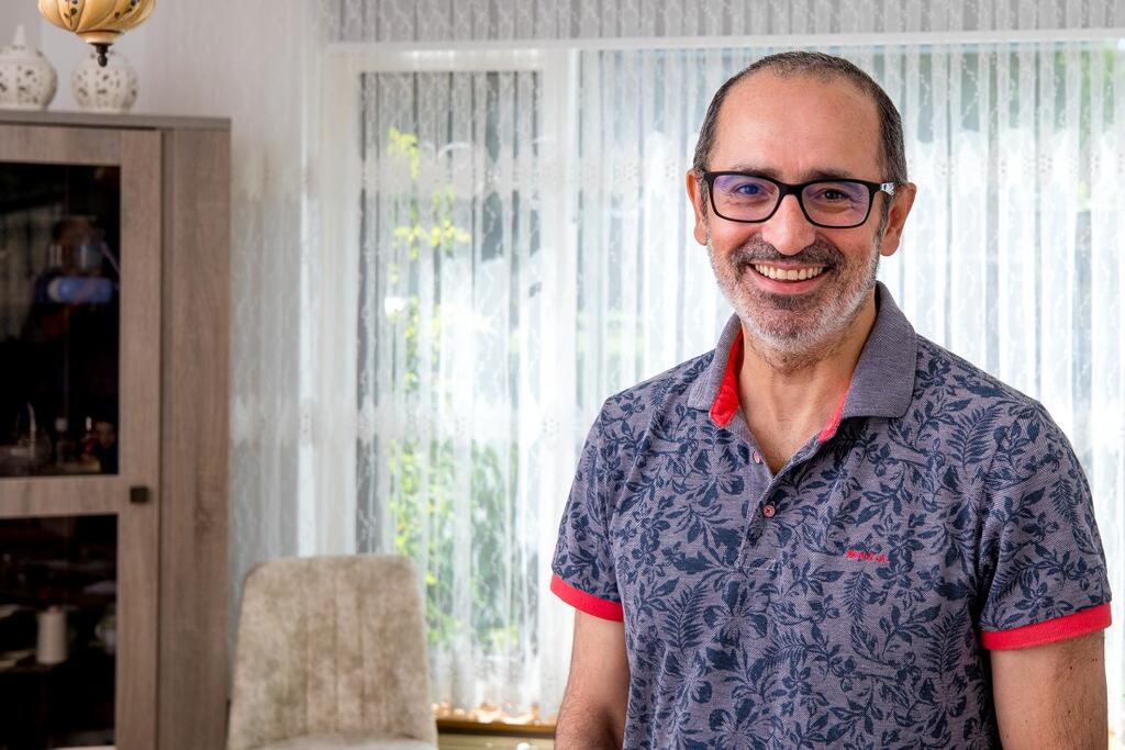 Foto van Orhan, die werkt bij de Donorinformatielijn van Sanquin. Sinds hij zelf bloedtransfusies nodig had voor de behandeling van acute leukemie, is hij ze nóg dankbaarder voor hun gift. 