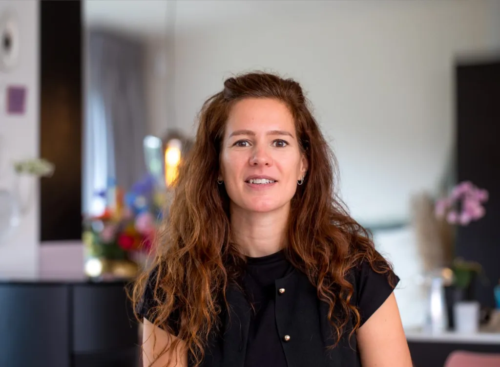 Portretfoto van vrouw in woonkamer